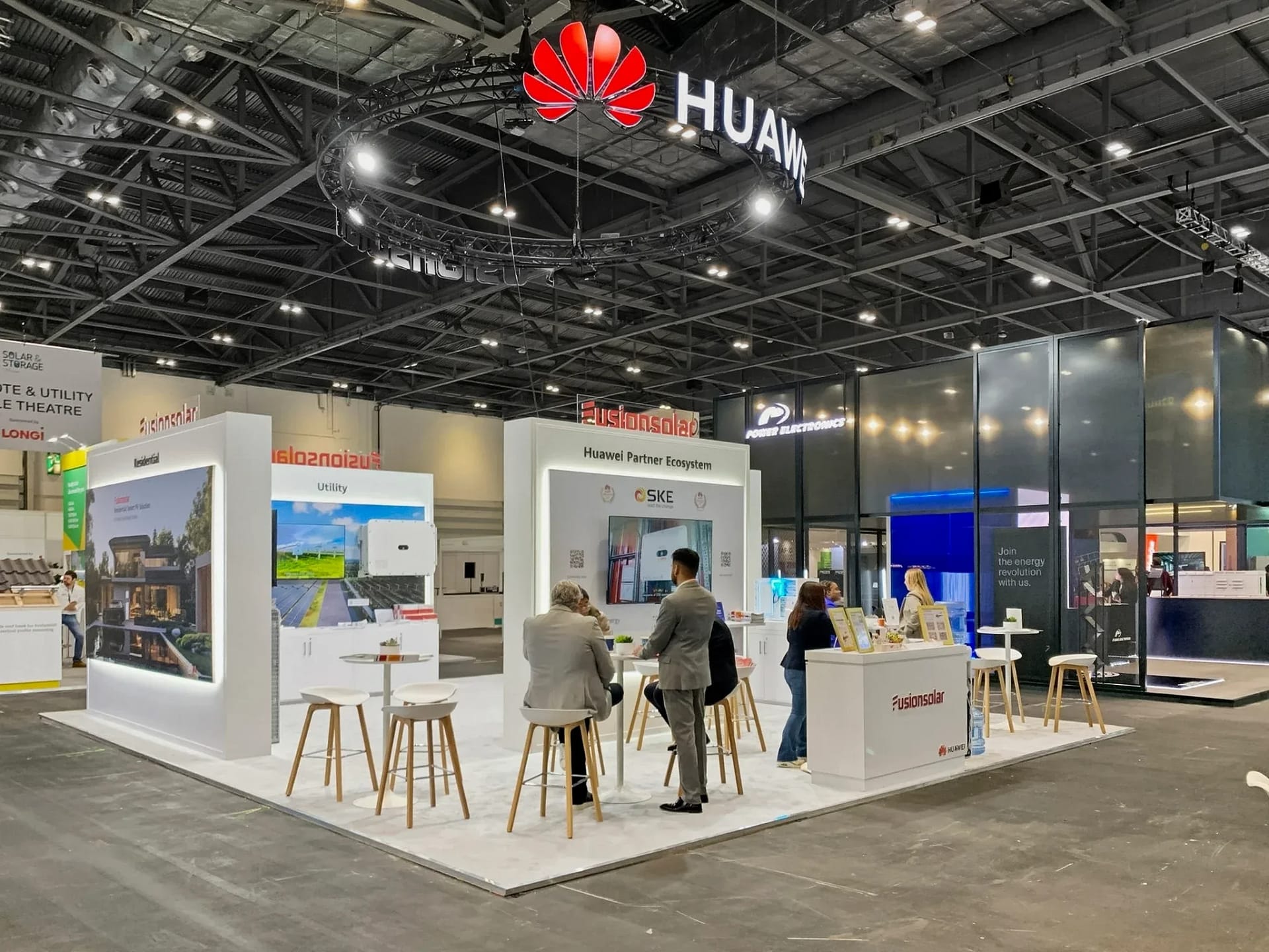 huawei-exhibition-booth-builder-uk-open-plan-meeting-stand.webp